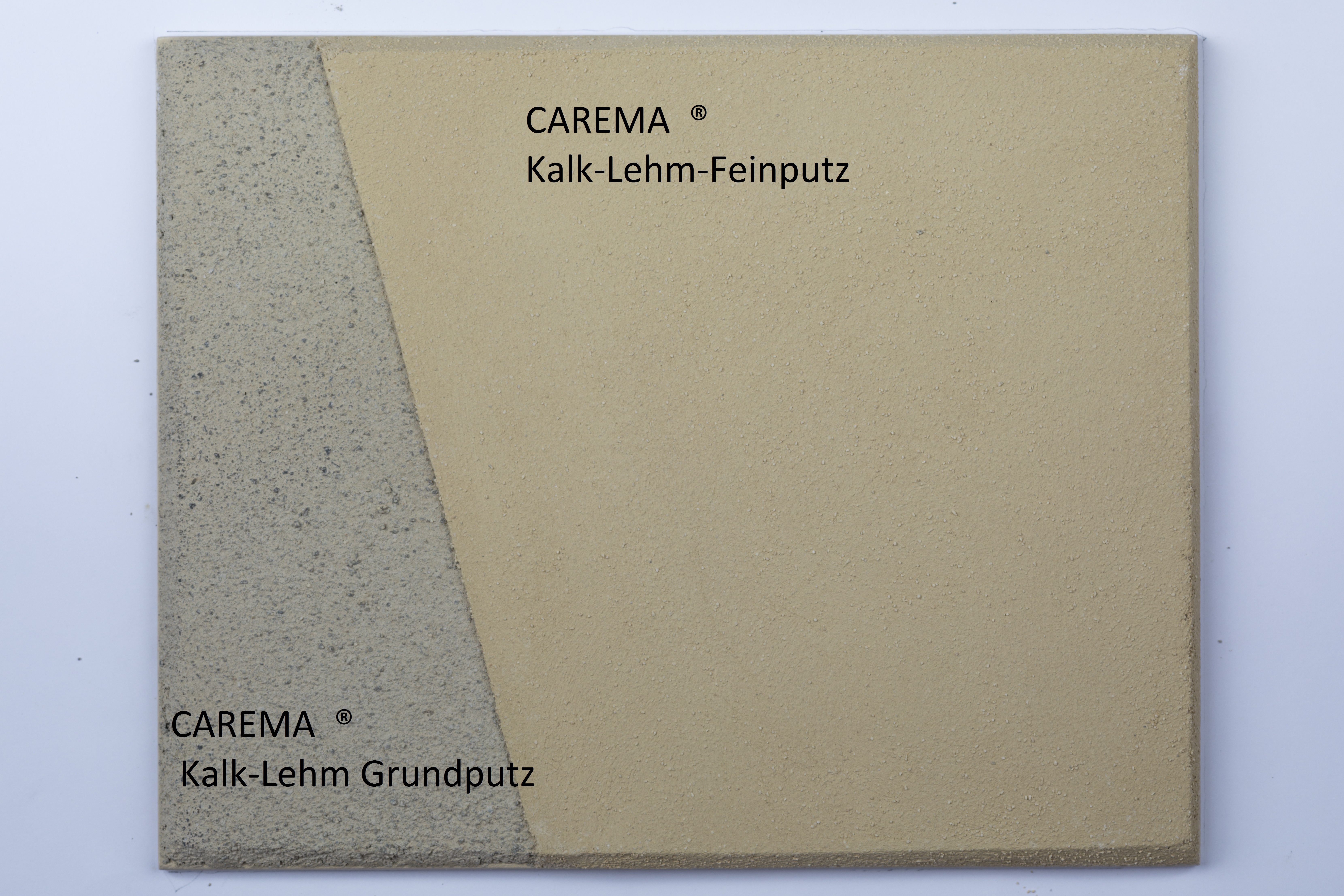 Diese Abbildung zeigt den CAREMA® Kalk-Lehm-Grundputz (links) sowie den CAREMA® Kalk-Lehm-Feinputz (rechts)